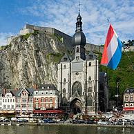 De stad Dinant aan de Maas met de Collegiale kerk en de citadel, België
